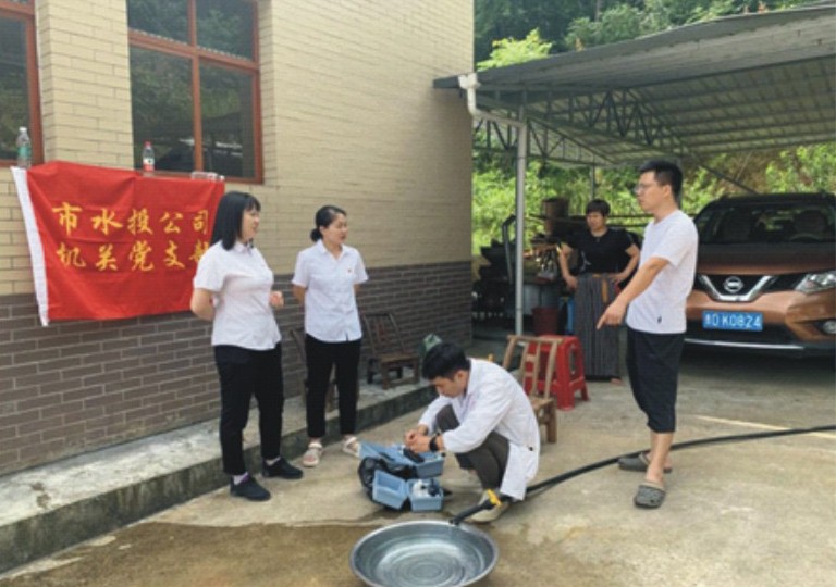 铜仁__图为村民免费检测饮用水水质安全服务.jpg