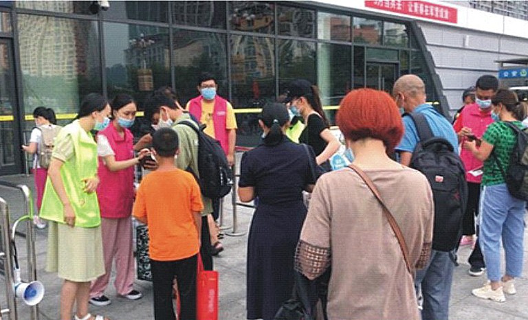 铜仁__图为到火车站开展疫情防控志愿活.jpg