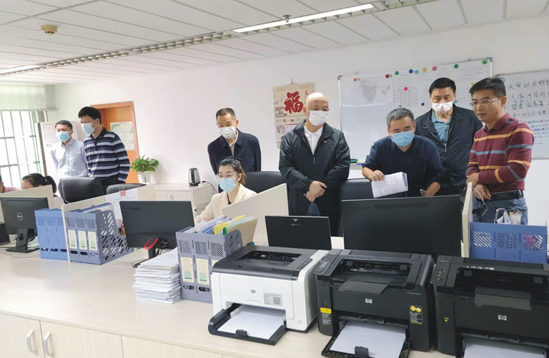2-边__清远___为专家组实地查看水司供水热线与调度中心.jpg