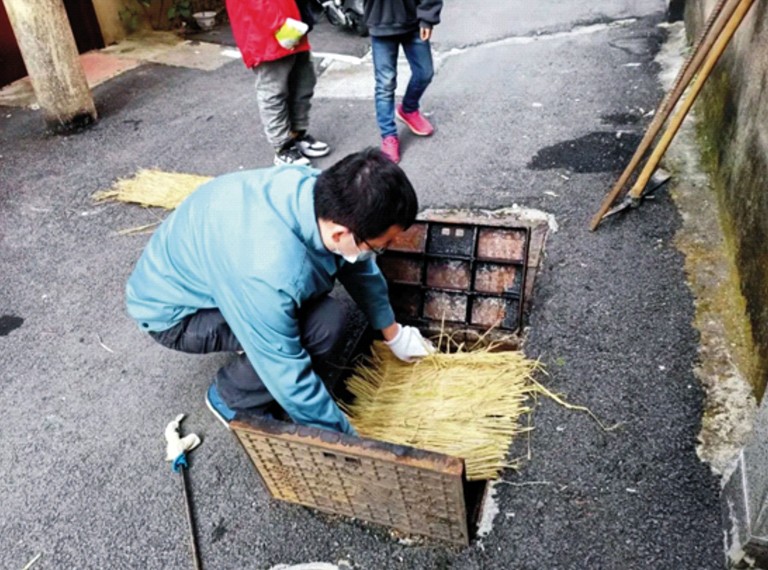 2-1南京__工作人员为供水设施铺设草垫.jpg