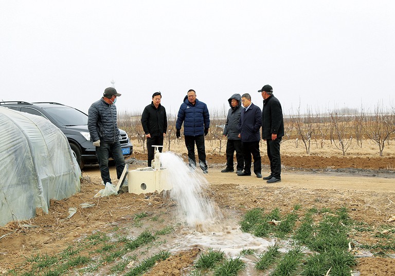 1-胶州  图为捐建的农田灌溉设施出水场景.jpg