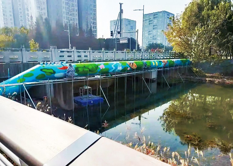 1-图为昆山街头“穿”上彩衣的供水管道.jpg