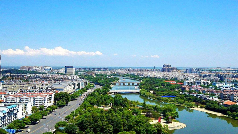 4-右  安徽池州市区青山绿水与城市发展和谐共存（右边栏配图）.jpg