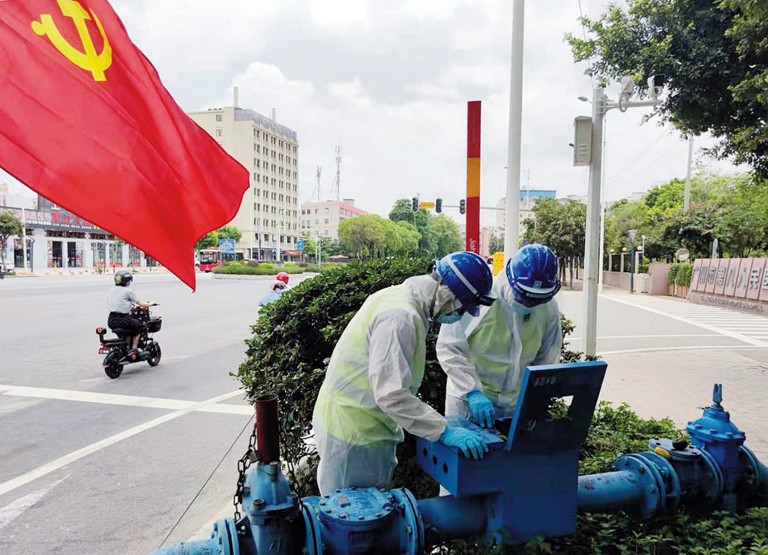 1-广州4__广州自来水公司党员先锋坚持在封控区检查供水设备，保障区内市民正常用水.jpg