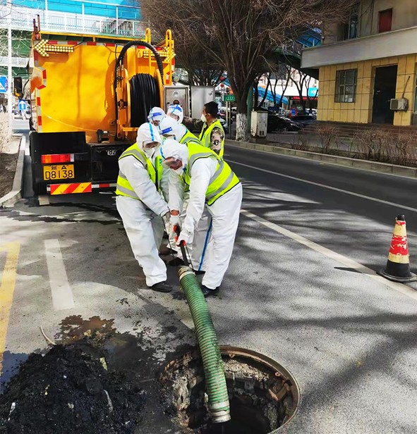 4-乌鲁木齐   沙区排水公司在公园北街施工作业.jpg