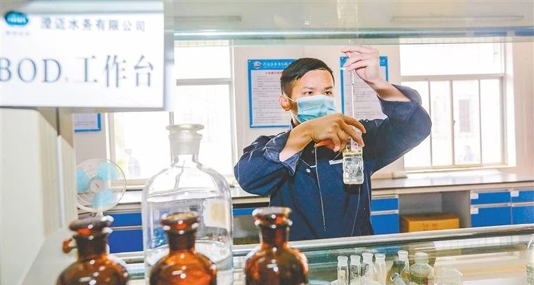 4-2澄迈   图为工作人员正在检测水质.jpg