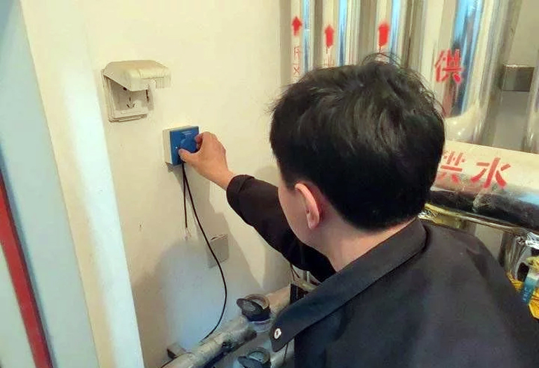 4-1济南  图为工作人员检测智能水表.jpg