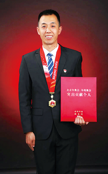 4-北排  图为王泽伟荣获表彰.jpg