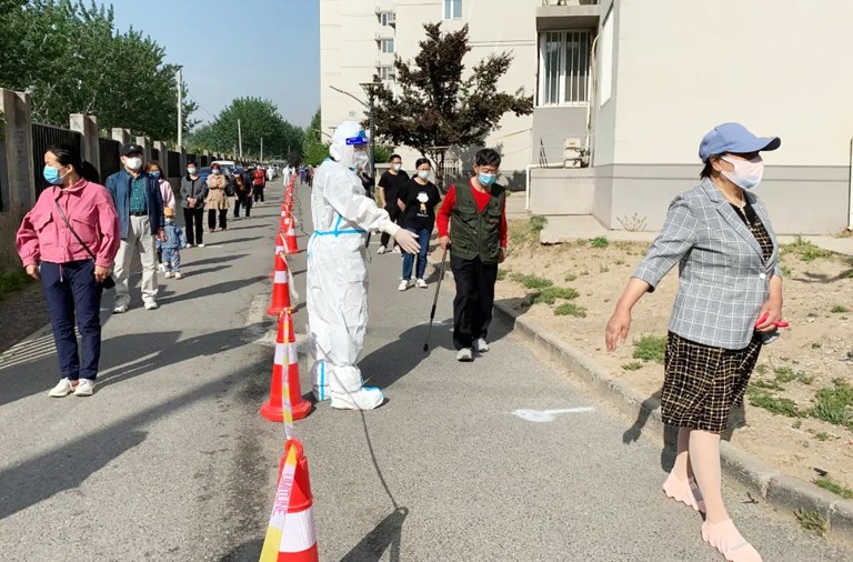 4-右  北排   图为 引导居民有序排队进行核酸检测.jpg