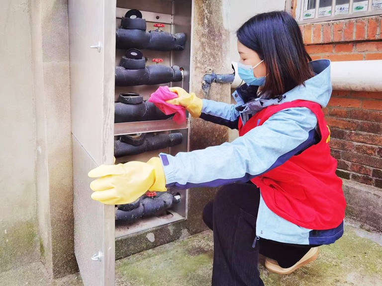 1-合肥   供水工作人员核对肥西县花岗镇水表信息.jpg