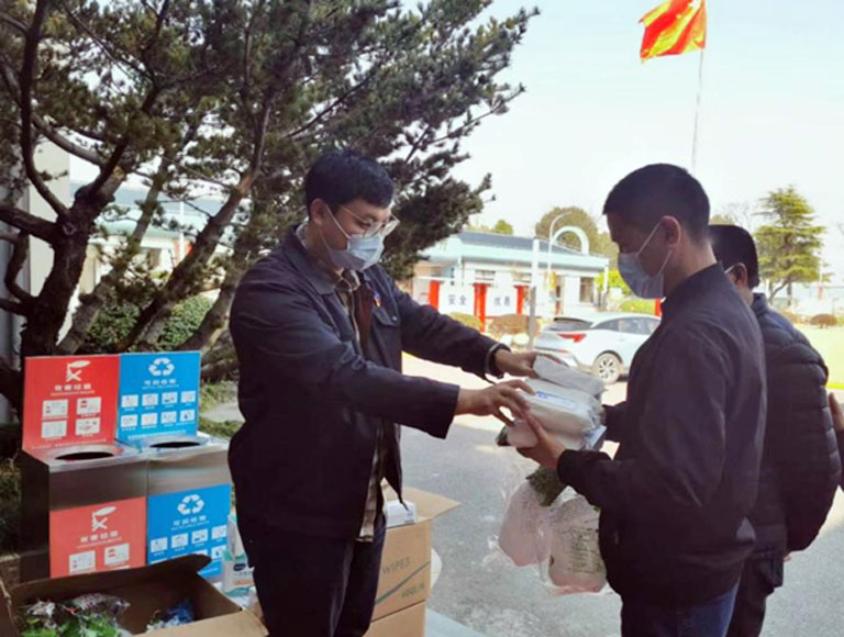 1-上海   党员代表分发物资.jpg