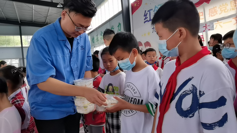 4-荆州5  志愿服务我先行  提升团组织“鲜活力”.jpg