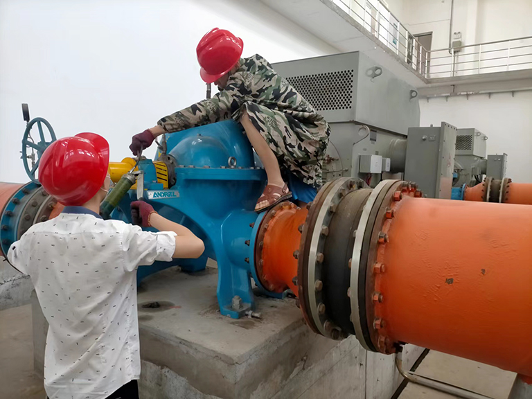2-5长葛  图为长葛市第三水厂电修班职工维护保养供水设备.jpg