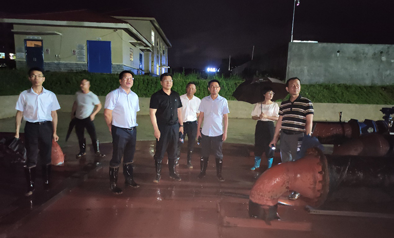 2-1江西  省水务集团领导靠前指挥现场调度防汛抗洪工作.jpg