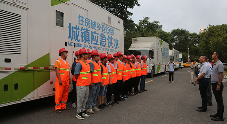 1-1绵阳1  党员应急供水突击队紧急集结出发.jpg