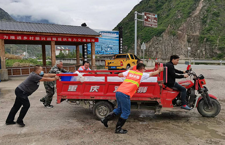 1-1绵阳3  帮助受灾群众转运成品水.jpg