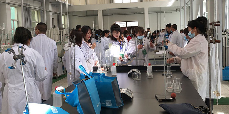 4-甘肃3   供水化验员培训实际操作现场.jpg