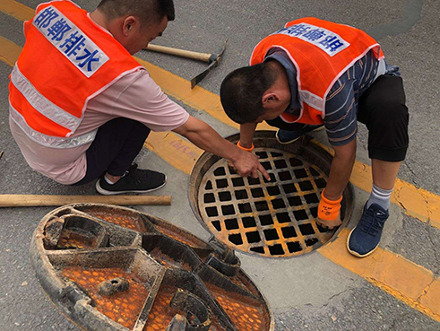 3-邯郸    排水设施维护人员加装防护网，确保汛期市民出行安全.jpg
