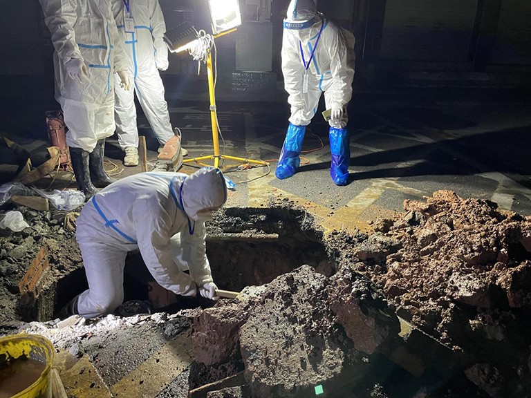 2-3怀化1  夏益文与同事正在抢修.jpg