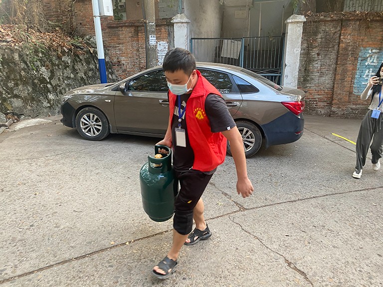 2-3怀化2  李牧为居民搬运液化气.jpg