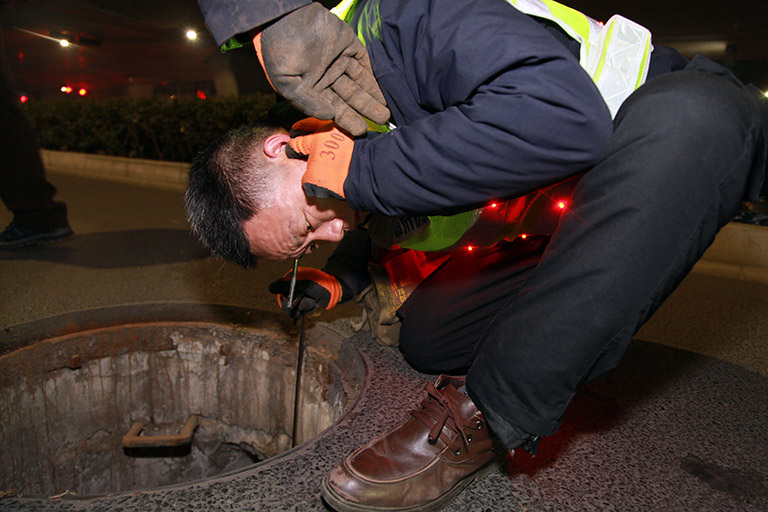 1-郑州  夜间管网漏水现场排查.jpg