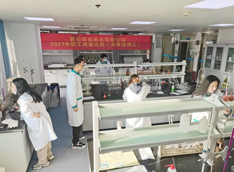 黄石5  化验人员加大水质检测频次.png