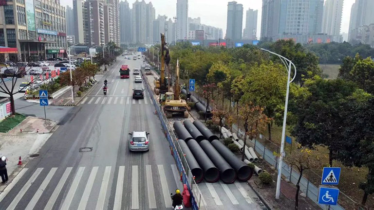 1-绿城3  图为水建公司负责建设的云景路（埌东加压站—高坡岭路）DN1000球墨铸铁给水管道工程施工现场.jpg