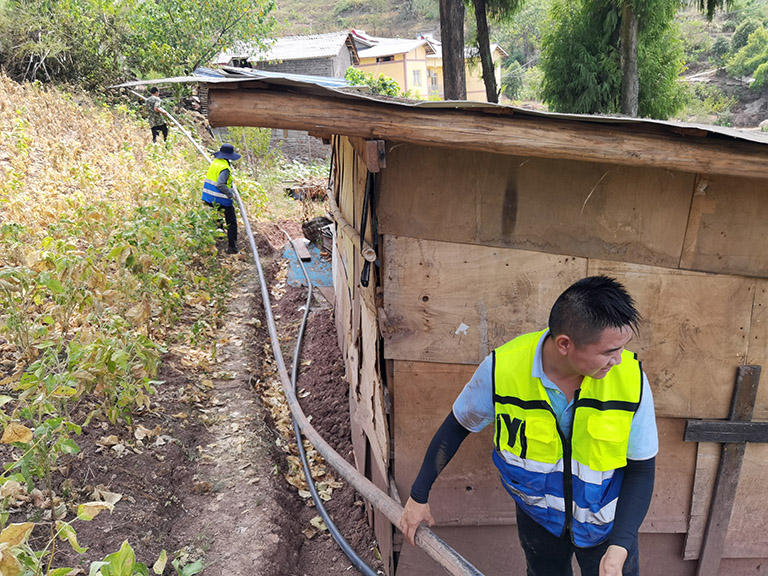重庆两江4  克服农村地形影响，为村民更换供水管道.jpg