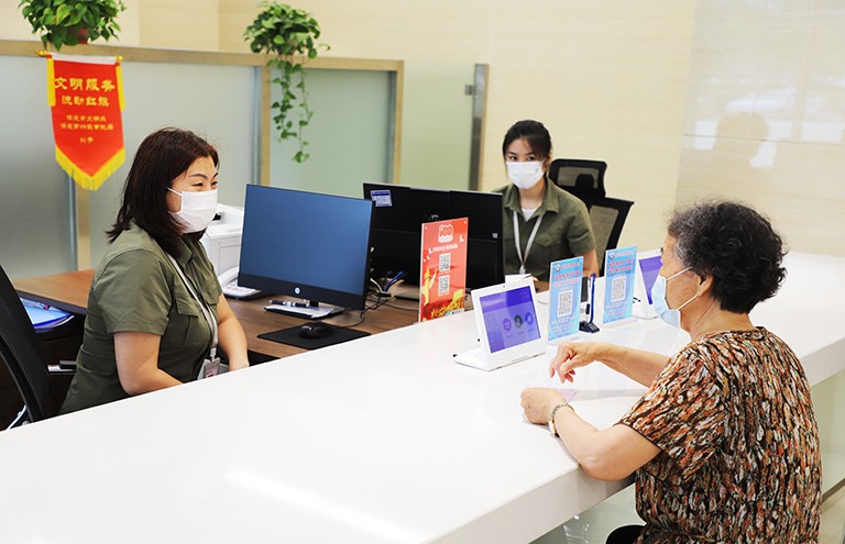 保定-2  市民服务大厅为用户办理业务.jpg