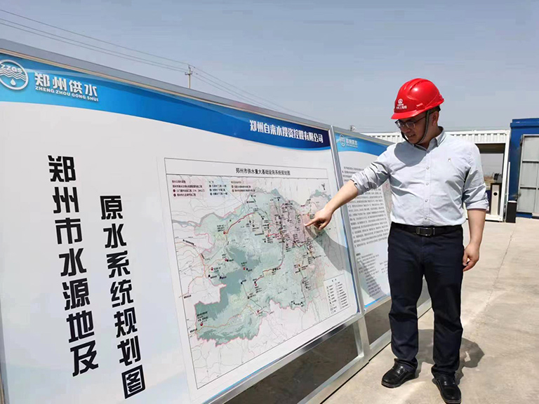 郑州-1    工程处处长阳沈在介绍工程概况.jpg