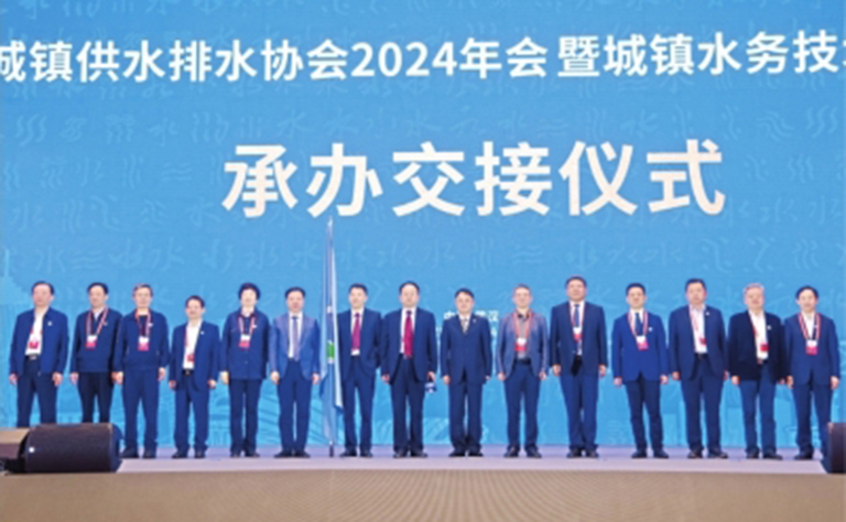 1会旗交接仪式。.jpg