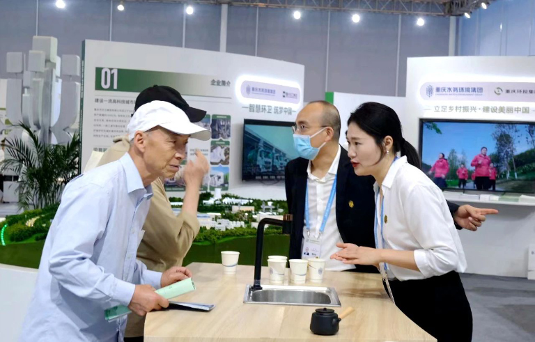 重庆水环亮相西洽会-2  工作人员展示管道直饮水.jpg