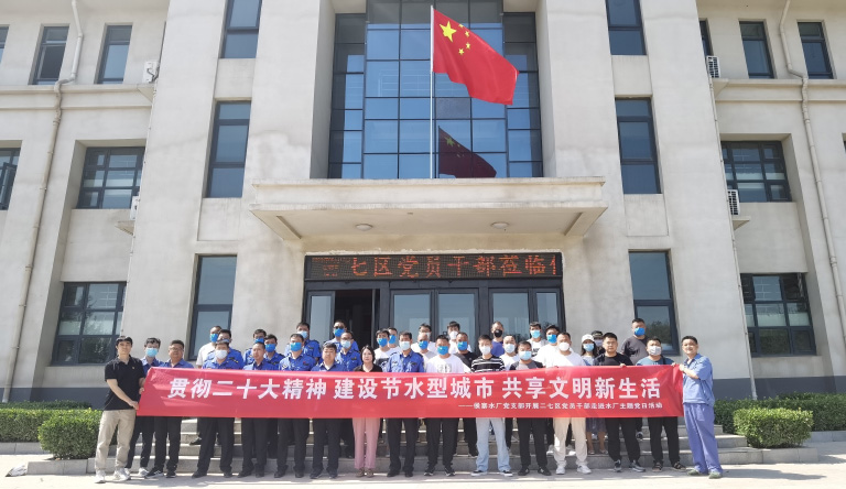 郑州2    郑州市二七区城管局市民代表走进侯寨水厂.jpg