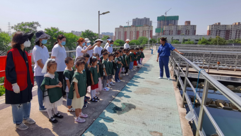 郑州4   中原区贝贝特幼儿园小朋友走进柿园水厂.jpg