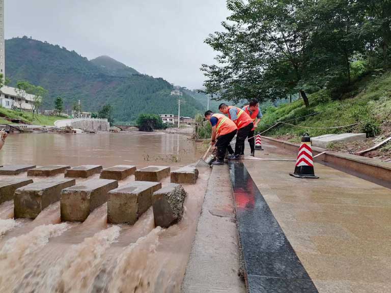 绵阳3   临时取水点取水.jpg