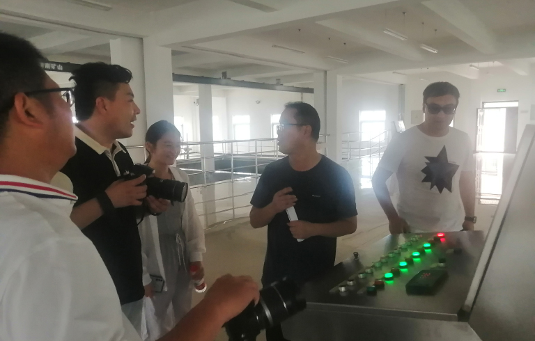 许昌4   采访交流现场 摄影王占胜.jpg