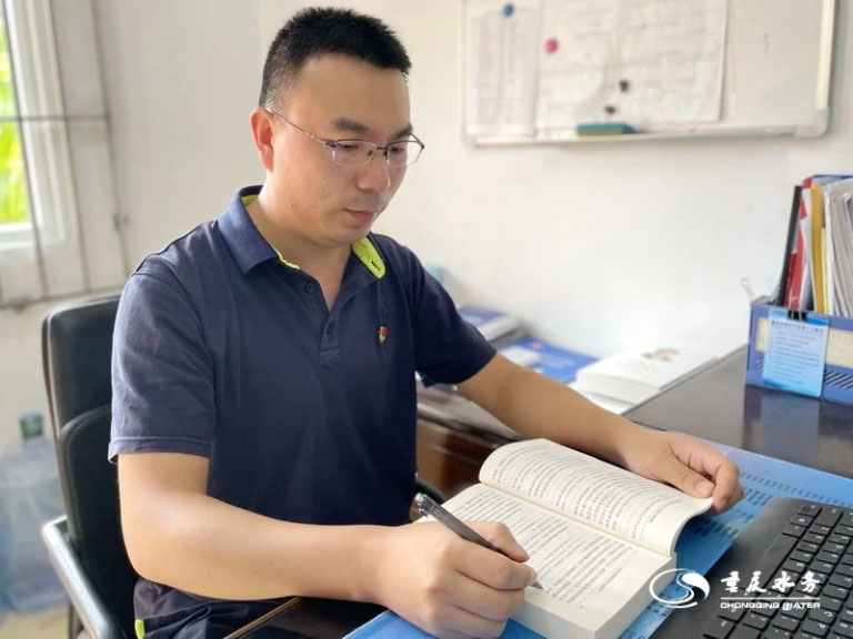 我们身边的榜样 　 专业技术战线上的青年先锋——记“重庆水务优秀共产党员”刘继坤1.jpg
