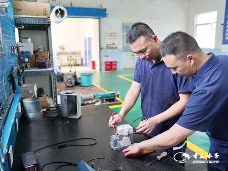 我们身边的榜样 　 专业技术战线上的青年先锋——记“重庆水务优秀共产党员”刘继坤3.jpg