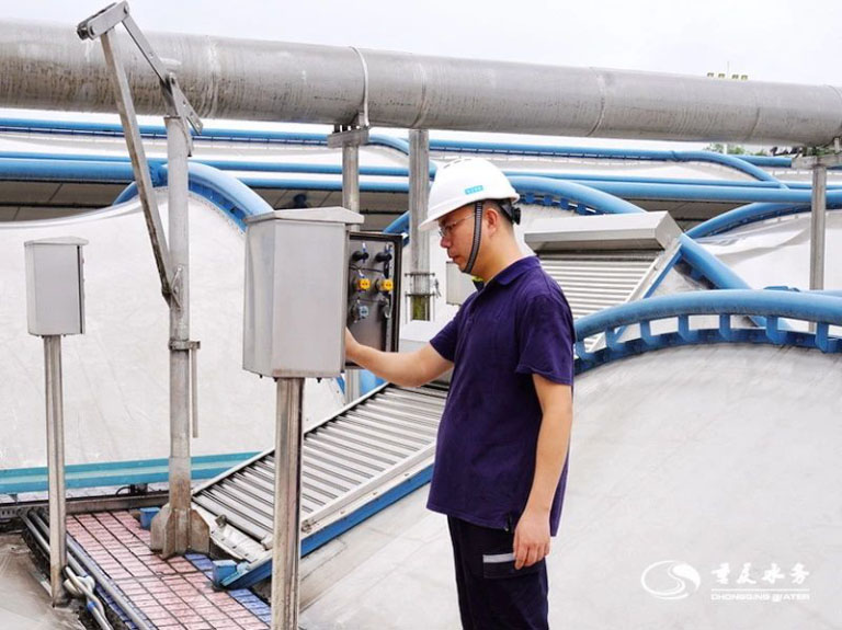 我们身边的榜样 　 专业技术战线上的青年先锋——记“重庆水务优秀共产党员”刘继坤4.jpg