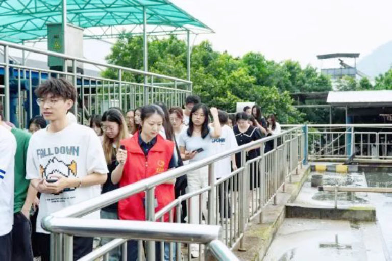 重庆学生走进污水厂1.jpg