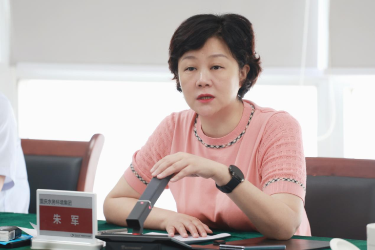 朱军调研鸡冠石3.png