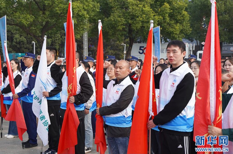 湖北丹江口启动“水源地环保志愿者2.jpg