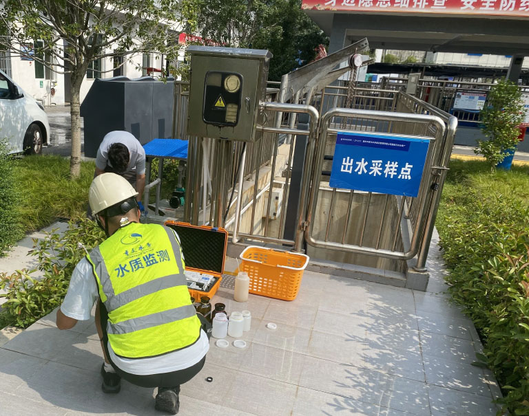 烈日下的“水质哨兵”2.jpg