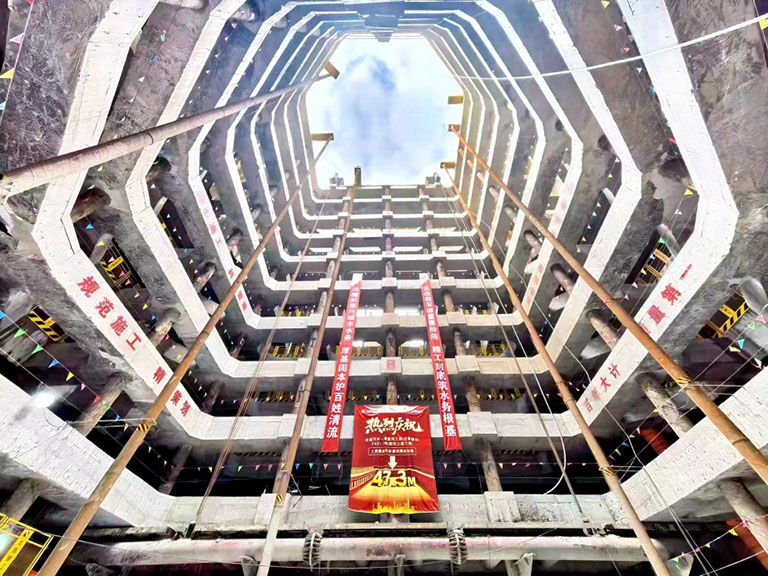 1785813940842820.jpg 47.3米深基坑1.jpg