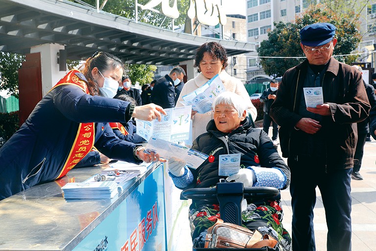 1789525592963653.jpg 1-阜阳1 节水宣传进社区.jpg
